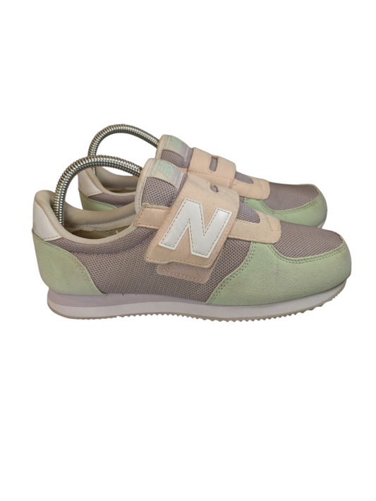New Balance 220 Trainers